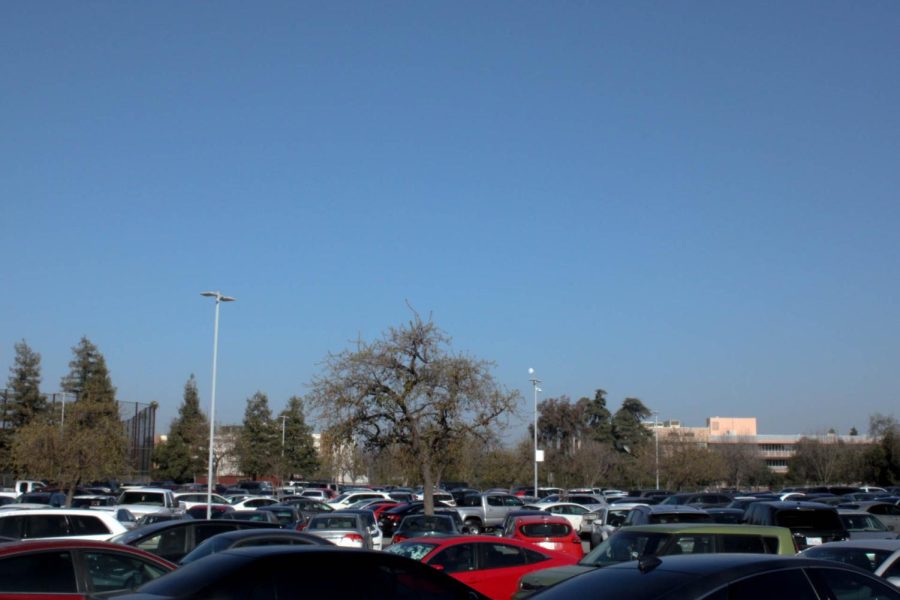 The+busy+parking+lot+at+College+of+Sequoias+on+Monday+mornings.