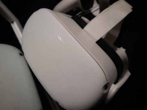 A photo of an Oculus Quest 2, one of the more recent completely safe virtual reality headsets.
